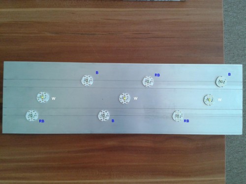 LEDky předběžně rozmístěny na chladiči.